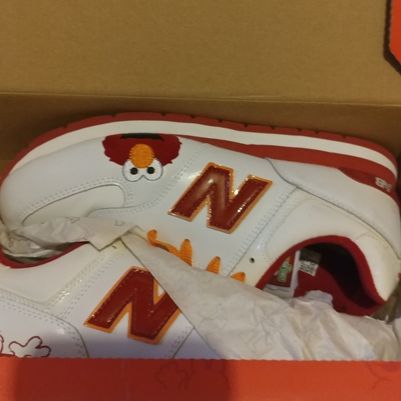 *SOLD* Elmo New Balance Shoes size 7Y - Picture 2 of 8